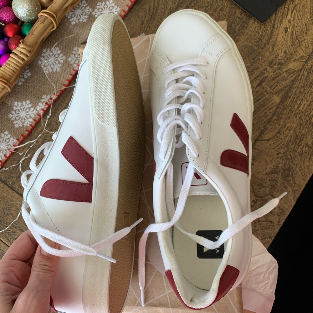 NIB Veja men’s sneakers.